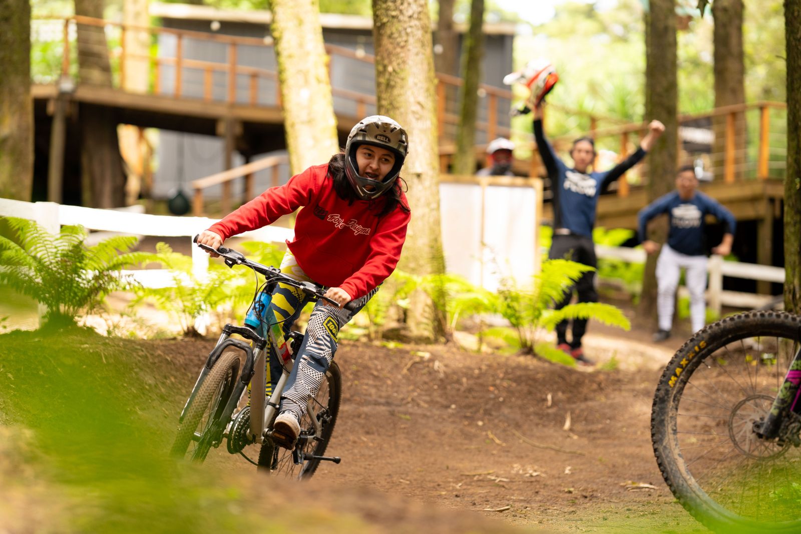 Rider celebrando en el sendero