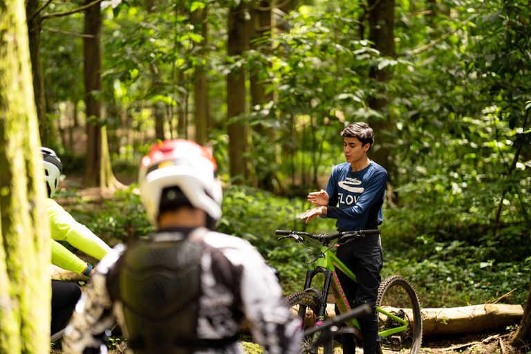 Instructor de Legacy MTB Academy guiando una clase en San Agustín Bike Park, Guatemala
