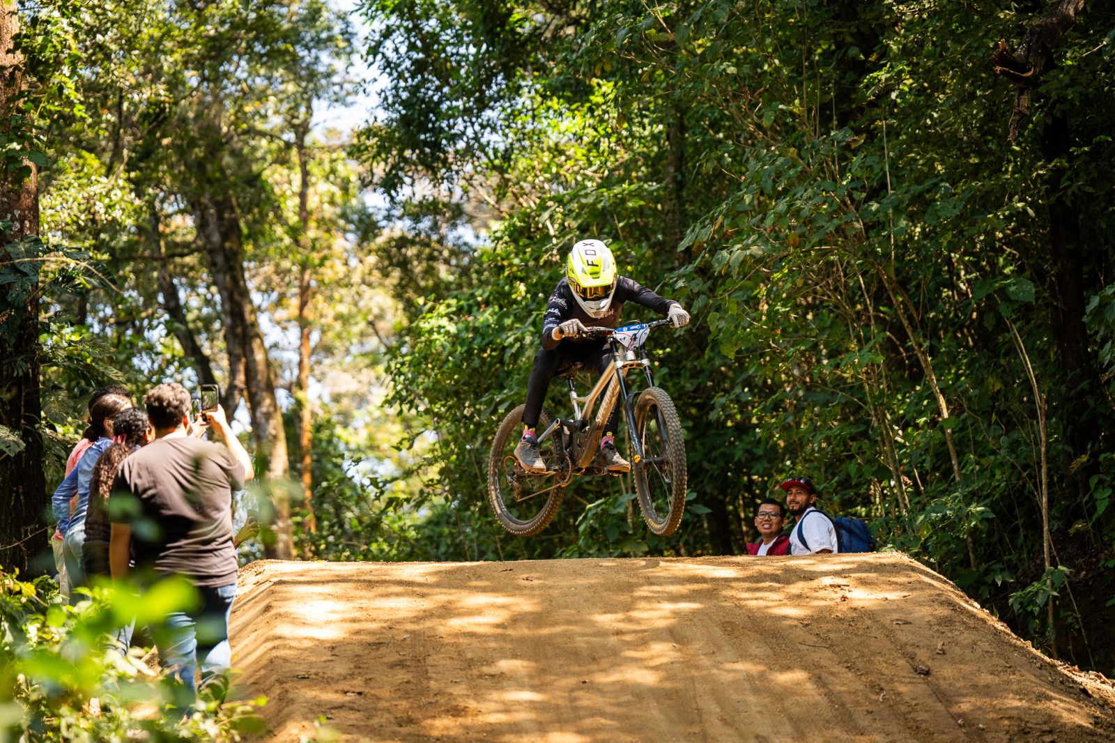 Rider en competencia de downhill