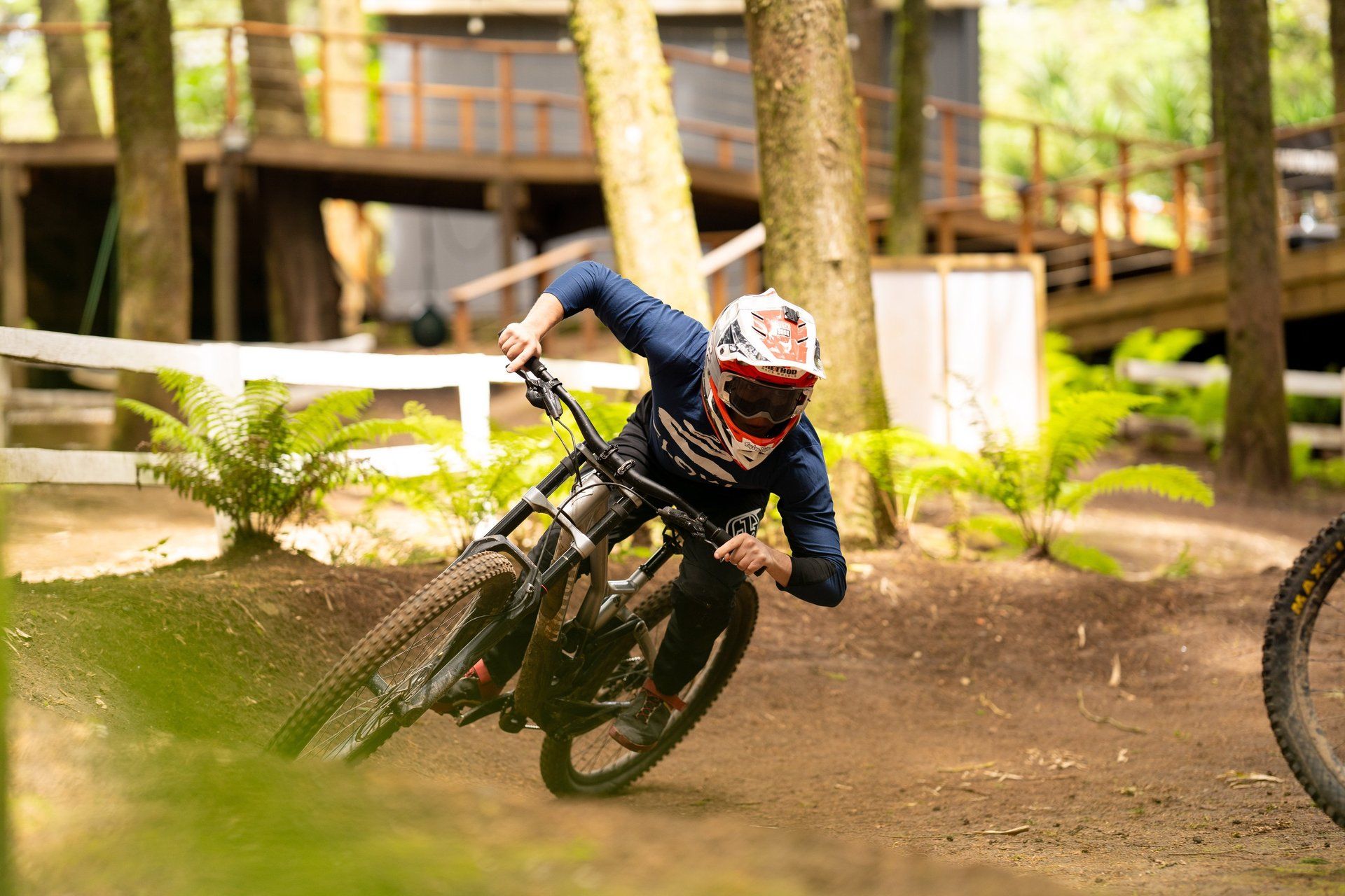 Rider de Legacy MTB Academy tomando una curva en el bosque en San Agustín Bike Park, Guatemala