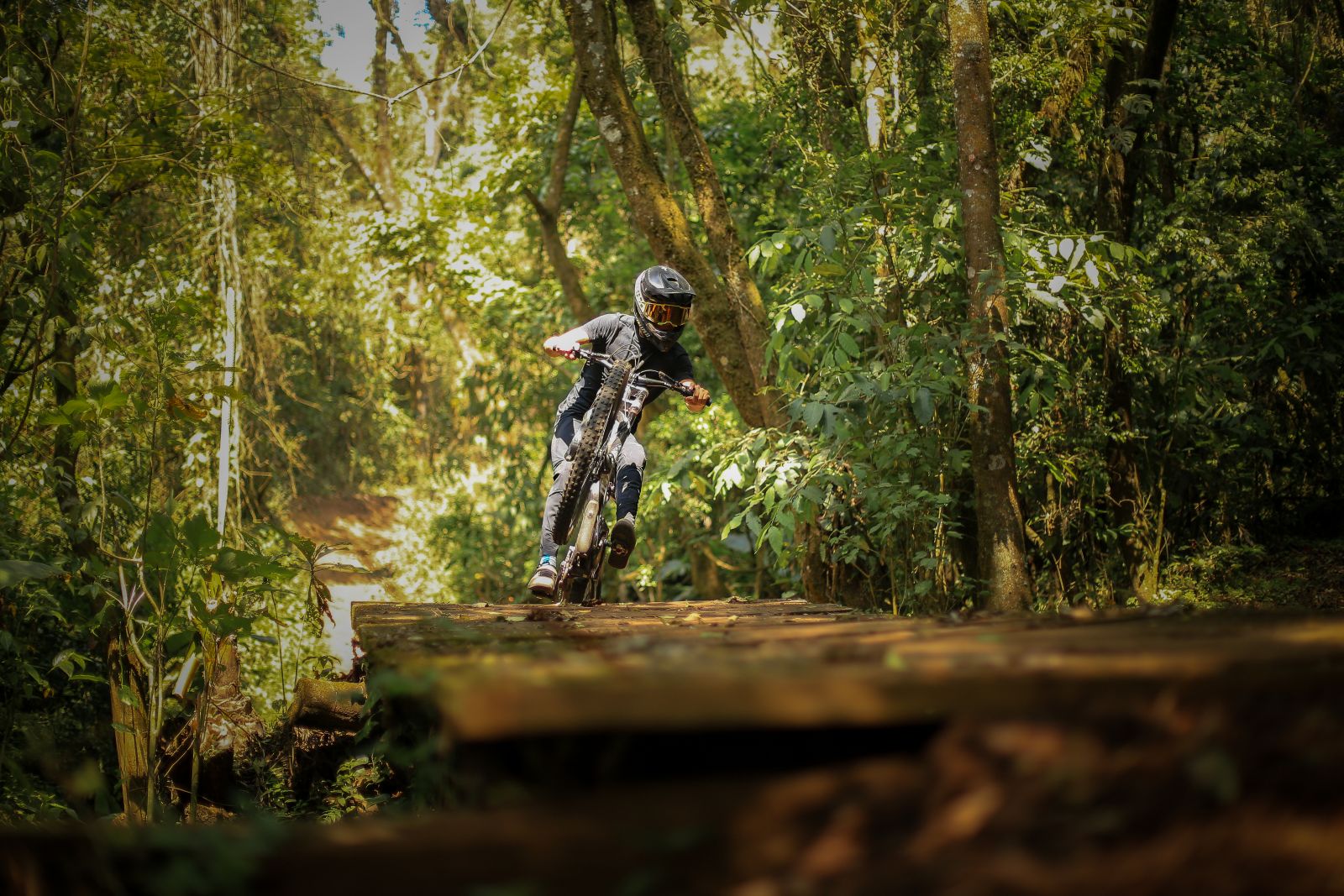 Drops y Obstáculos — Riders Intermedios, Legacy MTB Academy Guatemala