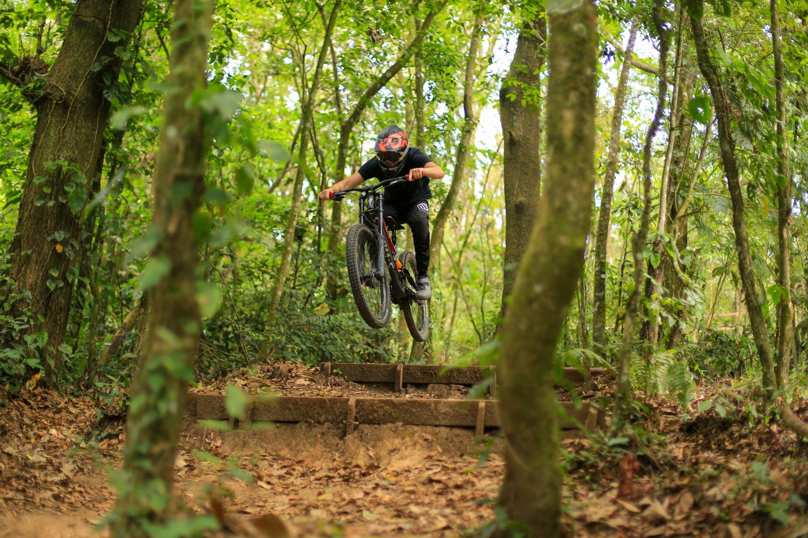Salto de MTB en Legacy MTB Academy, San Agustín Bike Park, Guatemala
