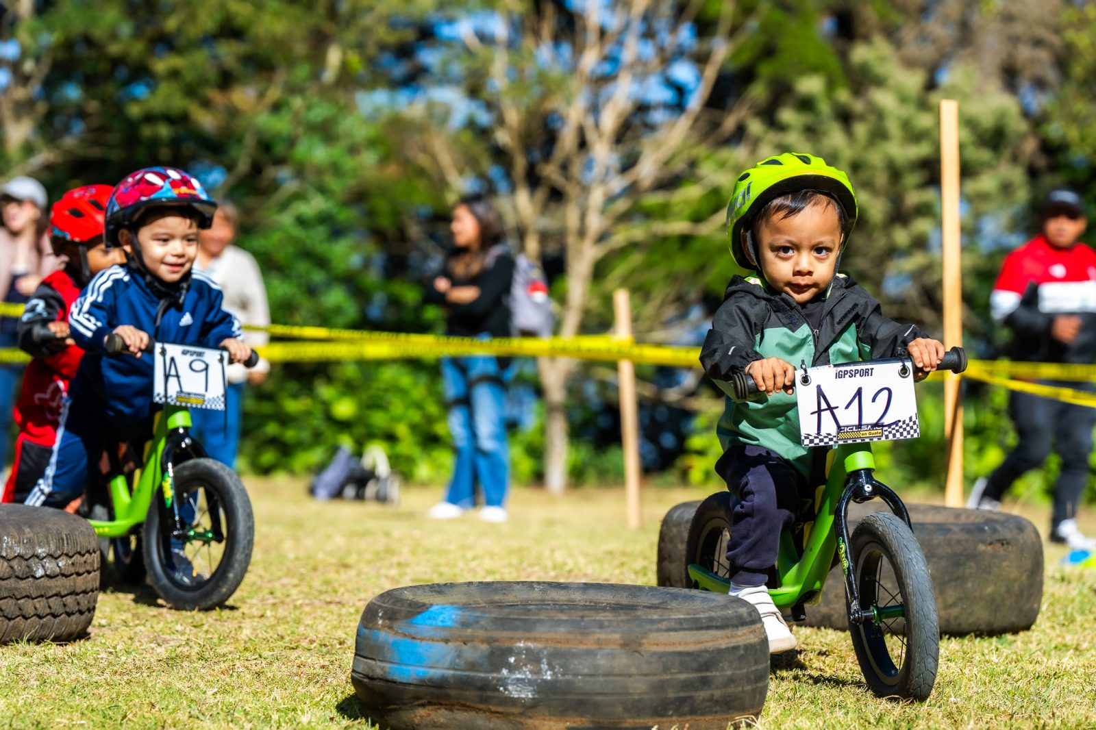 Niños compitiendo en bicicletas de balance en la Bike Toddlers Race de Legacy MTB Academy, Guatemala