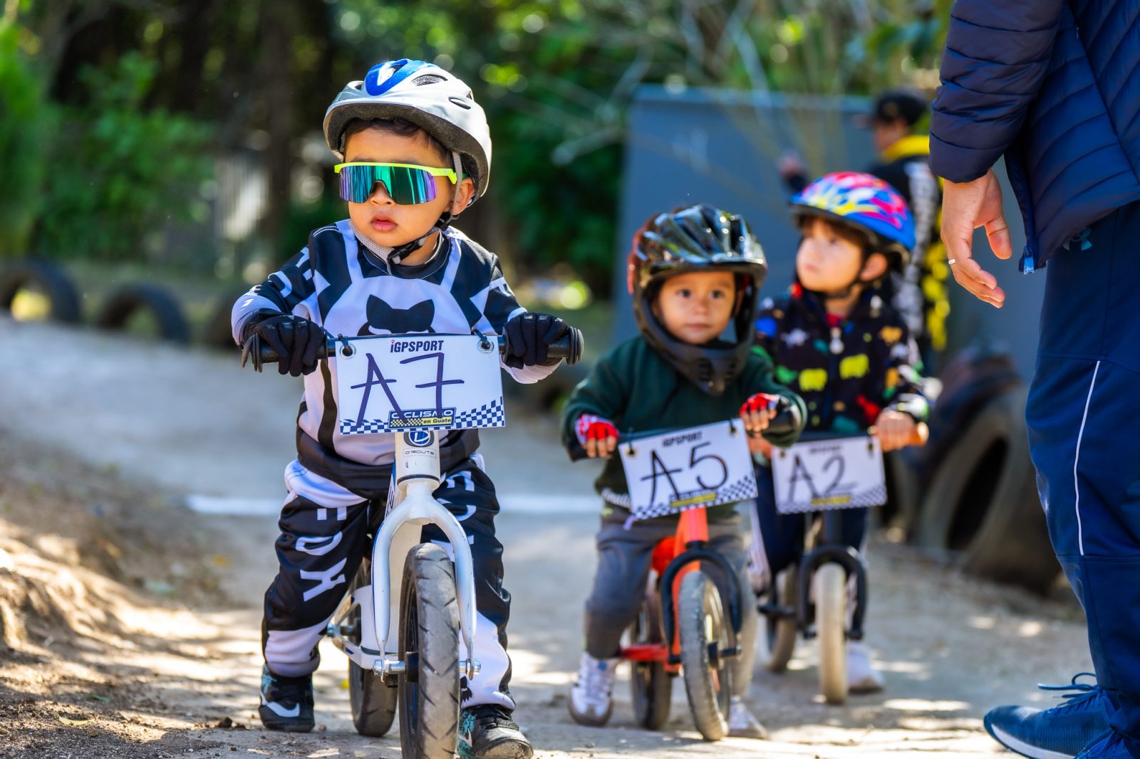 Niños compitiendo en bicicletas de balance en la Bike Toddlers Race de Legacy MTB Academy, Guatemala