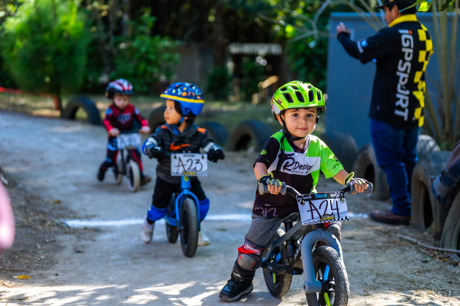 Niños compitiendo en bicicletas de balance en la Bike Toddlers Race de Legacy MTB Academy, Guatemala