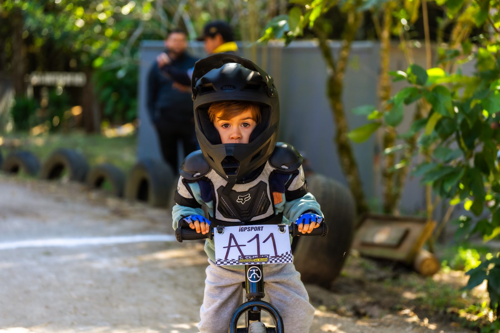 Niños compitiendo en bicicletas de balance en la Bike Toddlers Race de Legacy MTB Academy, Guatemala