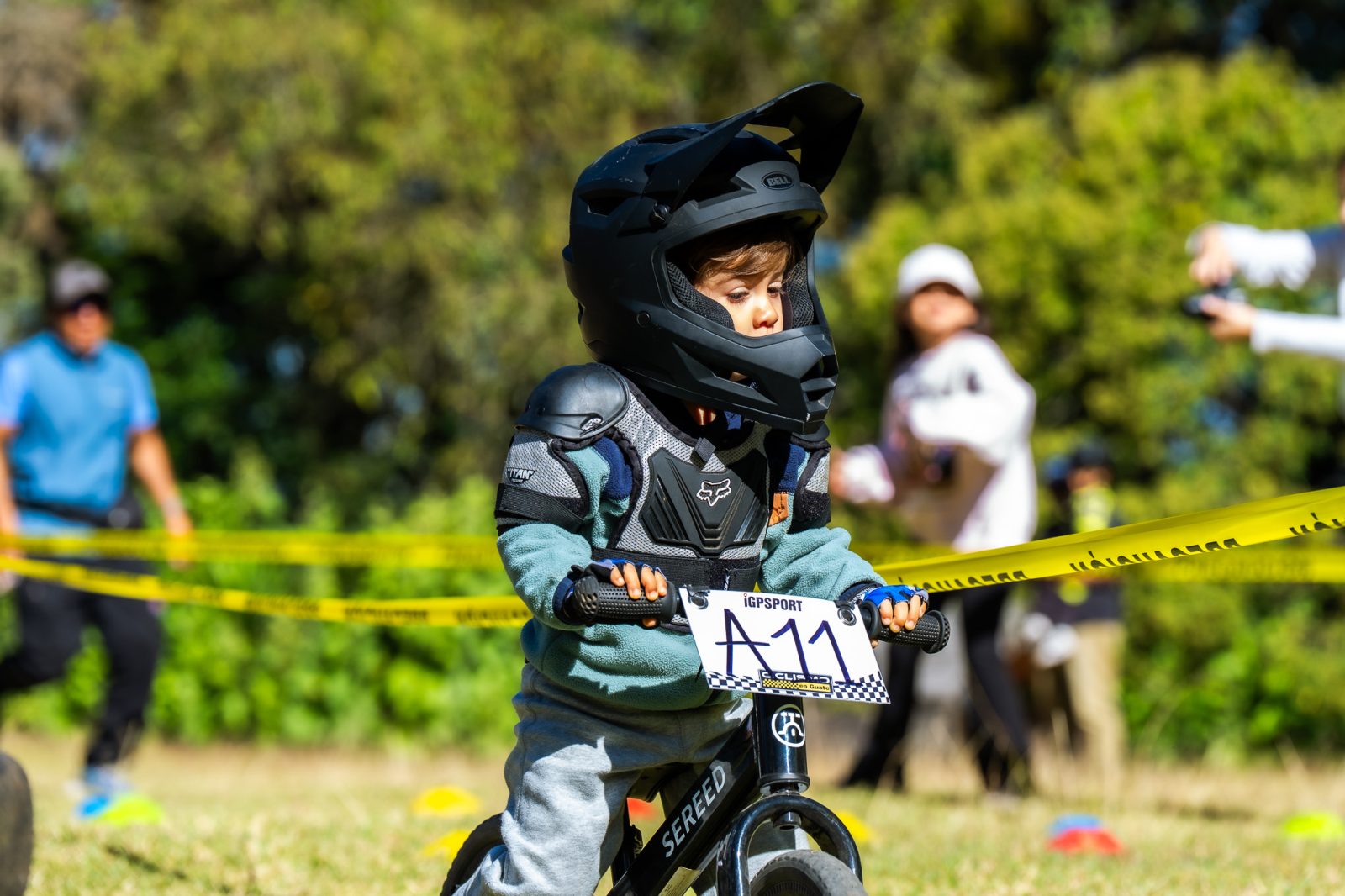 Niños compitiendo en bicicletas de balance en la Bike Toddlers Race de Legacy MTB Academy, Guatemala