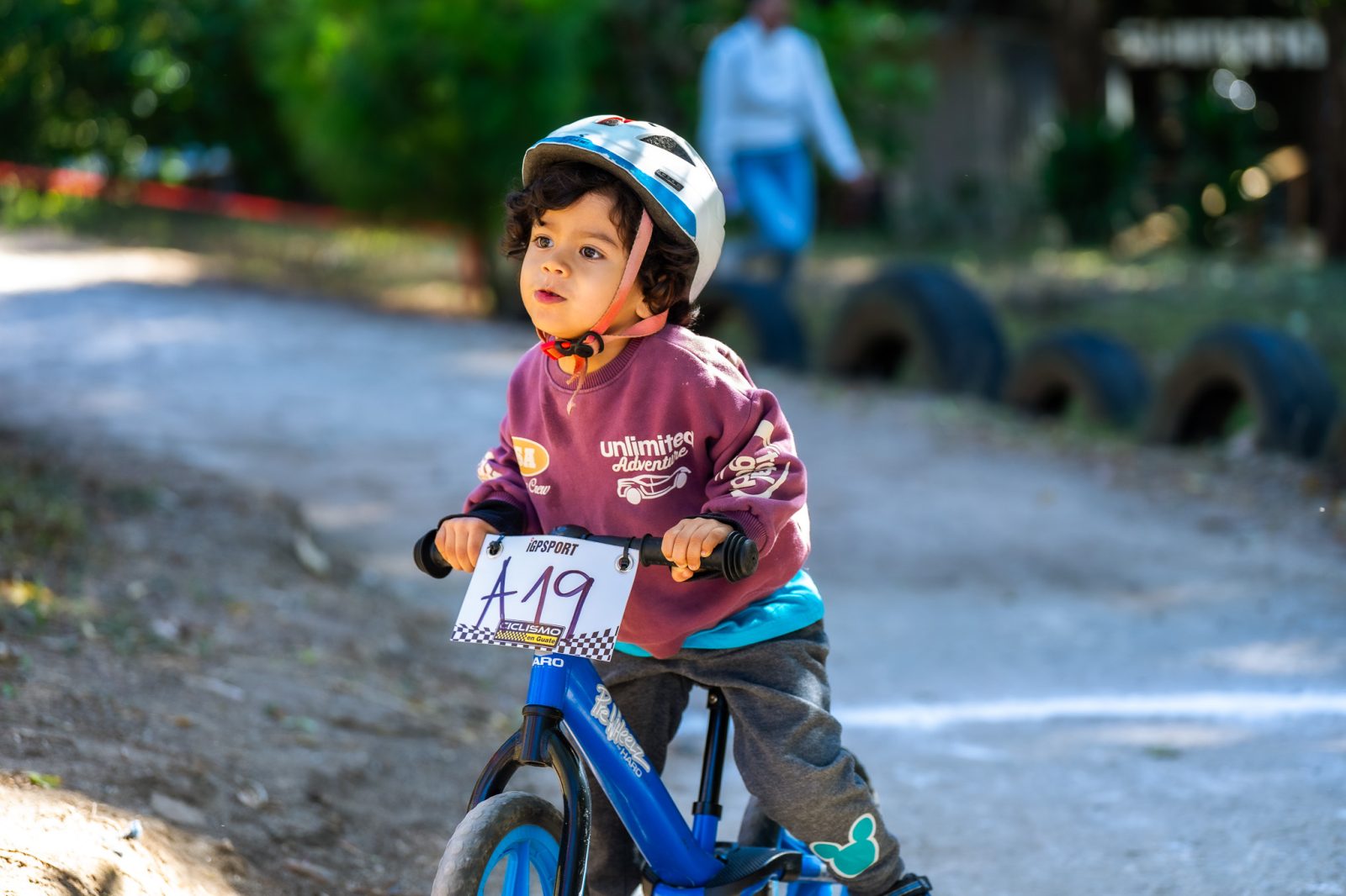 Niños compitiendo en bicicletas de balance en la Bike Toddlers Race de Legacy MTB Academy, Guatemala