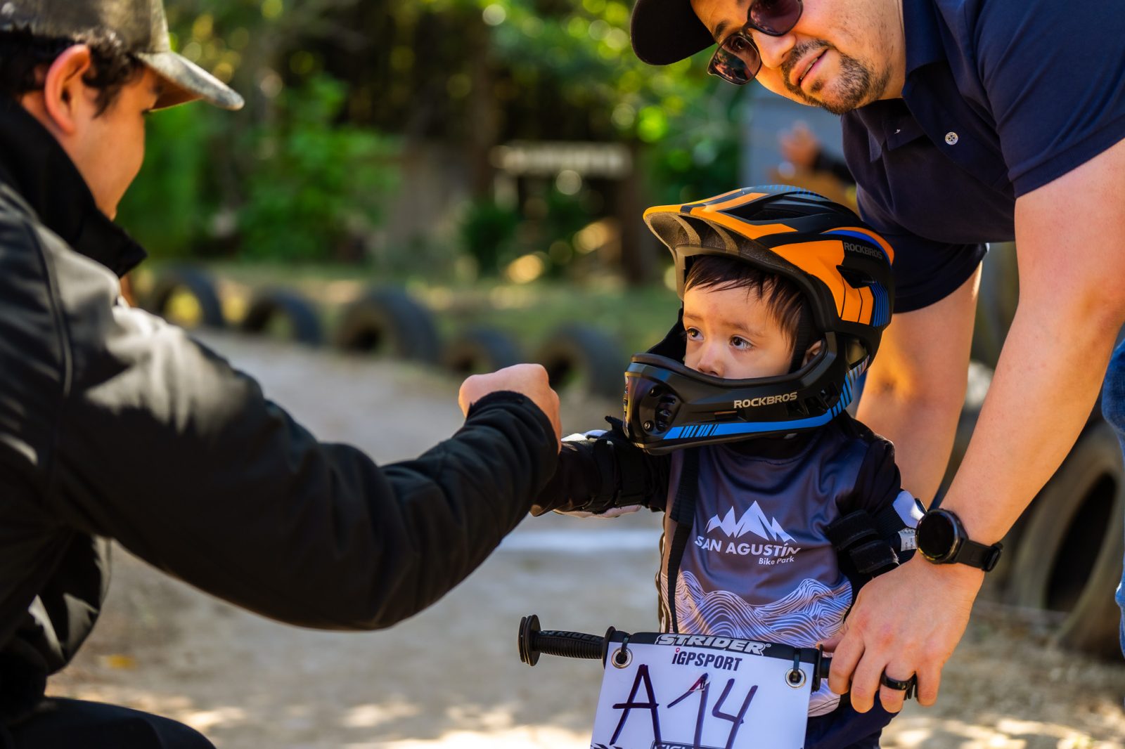 Niños compitiendo en bicicletas de balance en la Bike Toddlers Race de Legacy MTB Academy, Guatemala