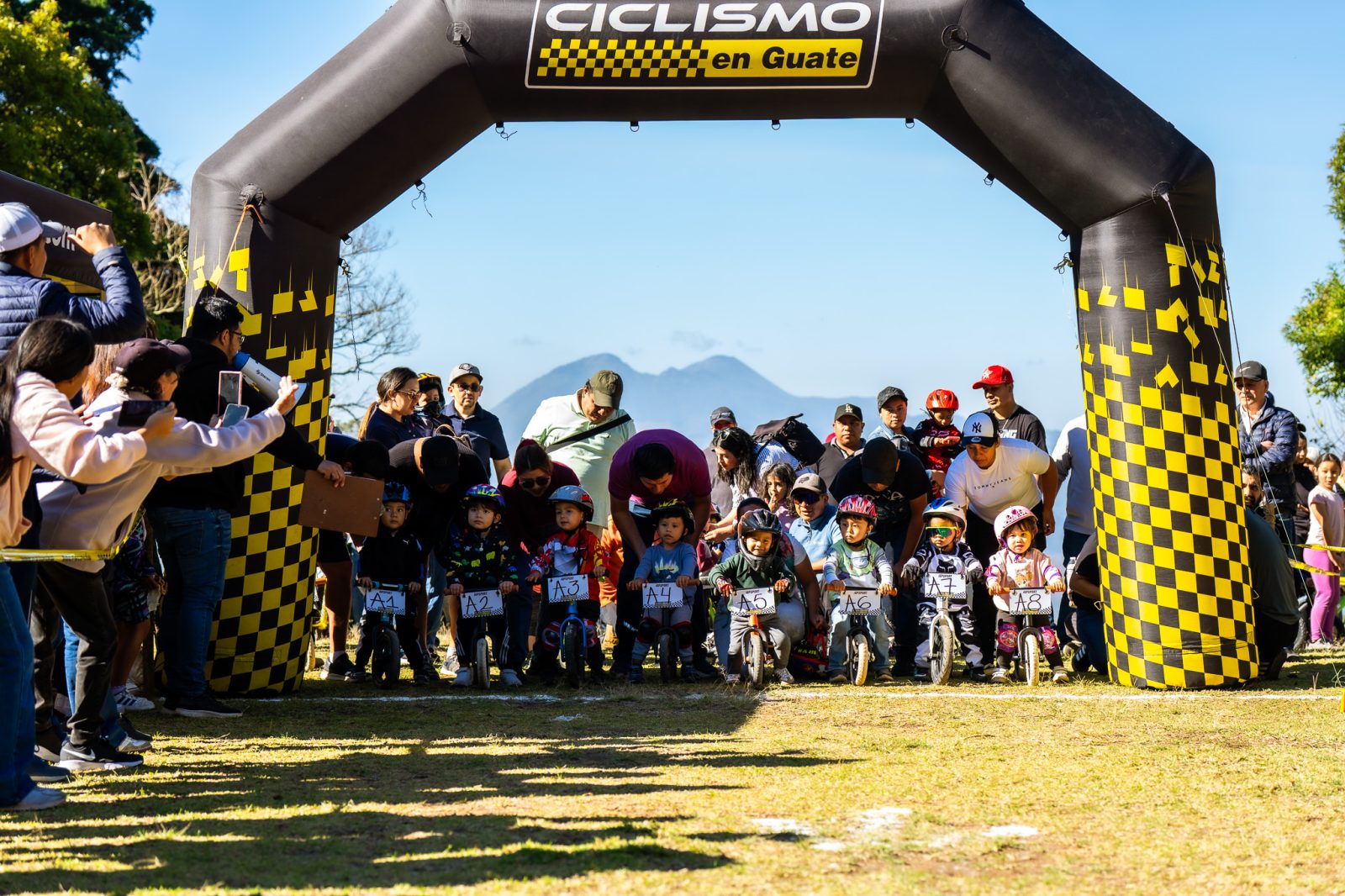 Salida de la Bike Toddlers Race de Legacy MTB Academy en Guatemala