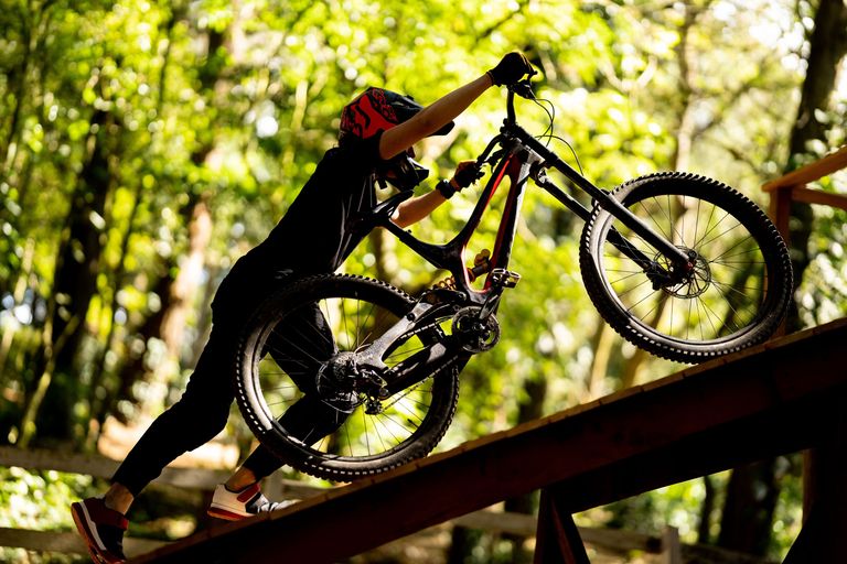 Rider en la rampa de madera