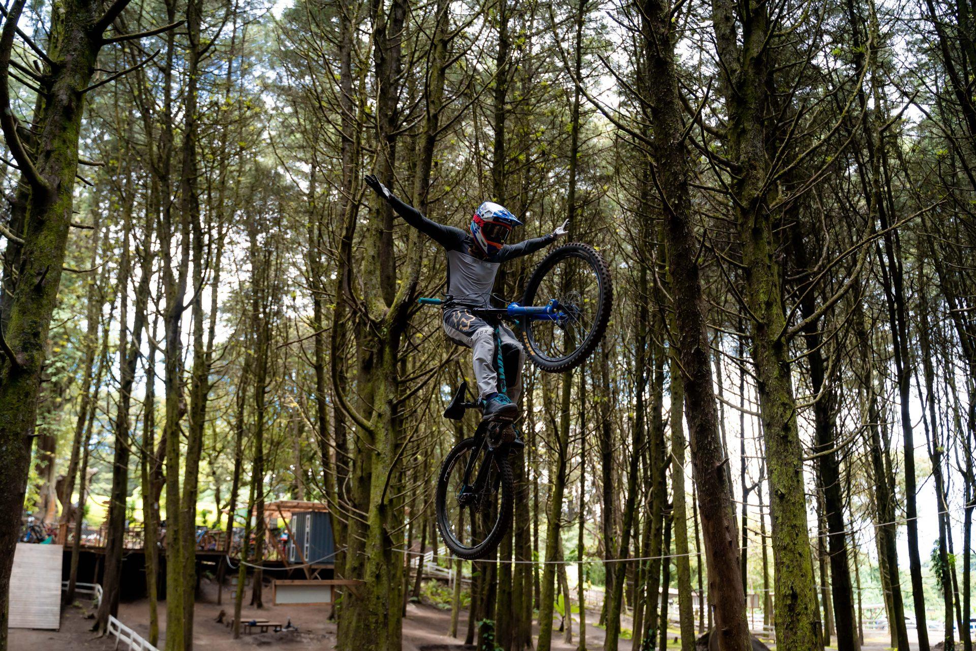 Rider aprendiendo saltos de MTB (jumps) en San Agustín Bike Park, Guatemala